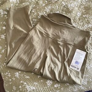 NWT Groove SHR Crop 23 in